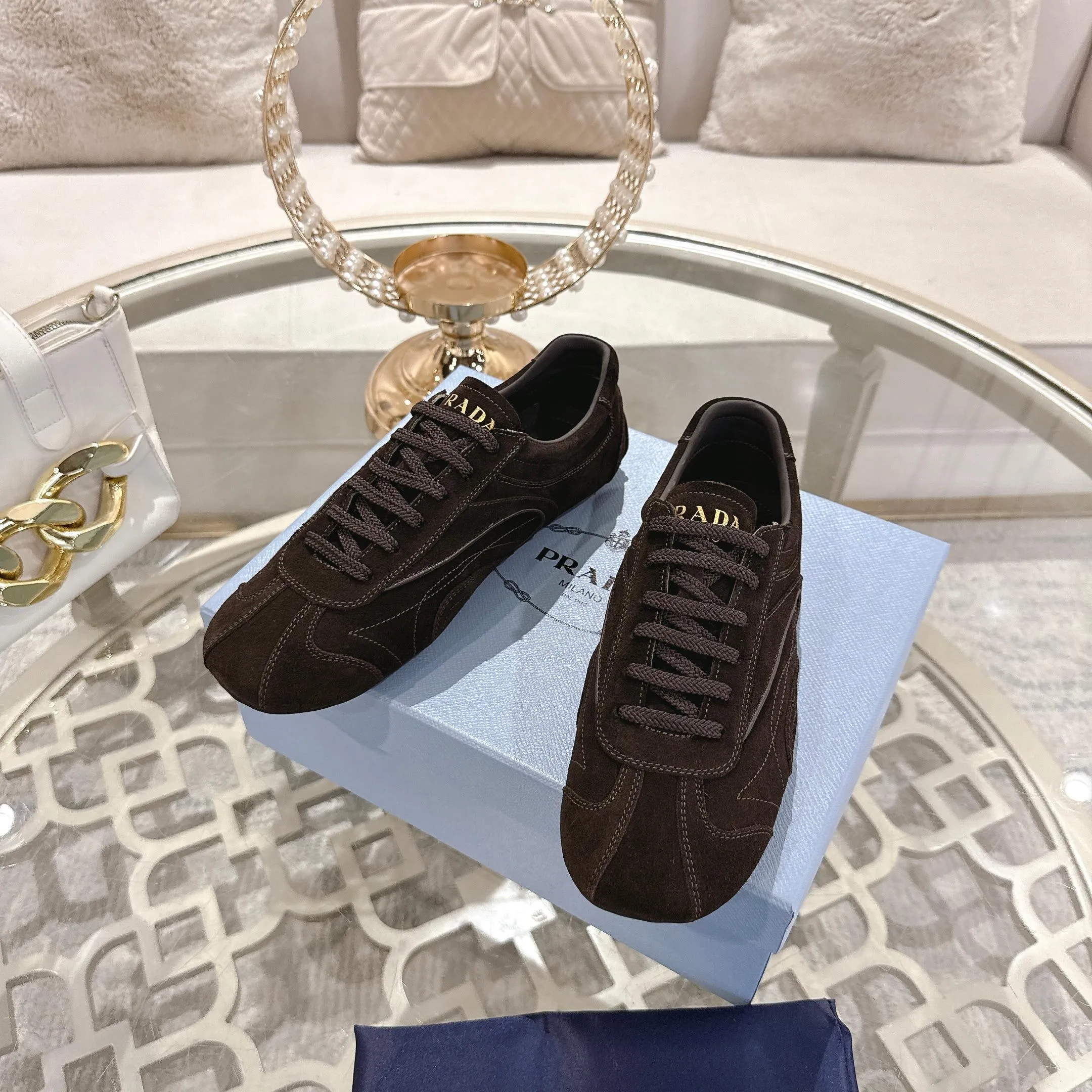 P600. PRADA for couples, casual shoes for couples, originally developed 1:1, made of high-mercerized cowhide, silk sheepskin lining, rubber outsole, comfortable and soft on the feet, size for women: 35 to 41. Male 38 to 45